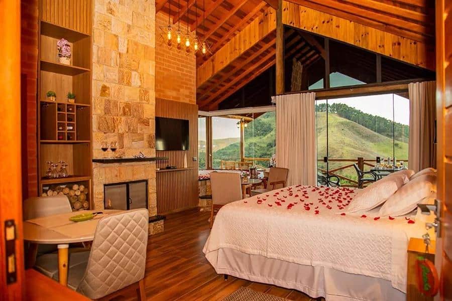 Quarto com duas camas e janela com vista para o mar
